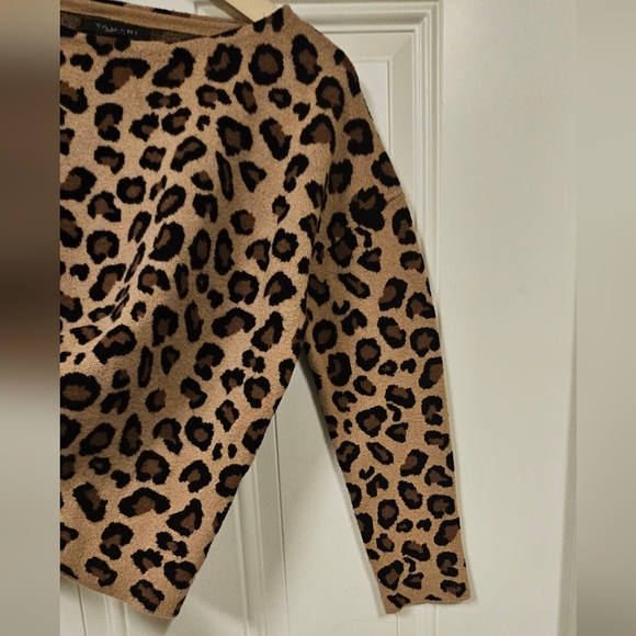 Tahari Pull Over Leopard Animal Print soft cozy stretch sweater size M - Picture 4 of 6